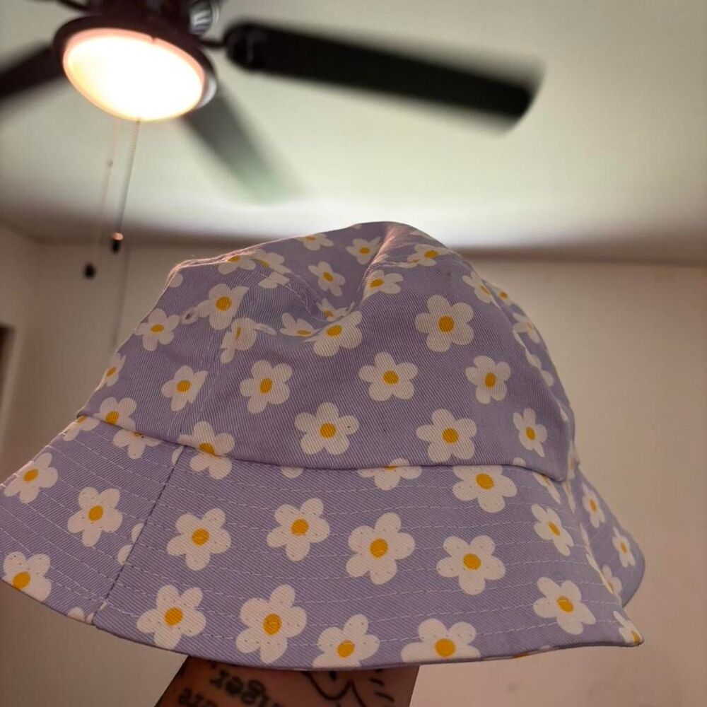 Ulta cute floral bucket hat pastel lilac with white and yellow simple flowers